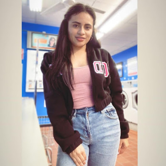 Meet your Posher, Delmy - Picture 1 of 1